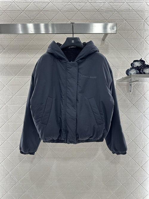 Canada Goose Reversible Hooded Teddy Coat with Brand Logo, Stylish and Versatile