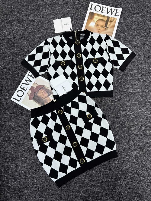 Balmain Black and White Color-blocked Short-sleeved Top with Lion-head Buttons