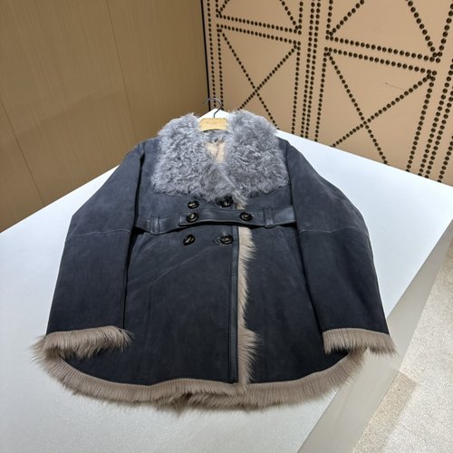 Max Mara Stylish Fur - lined Garment with Distinctive Collar