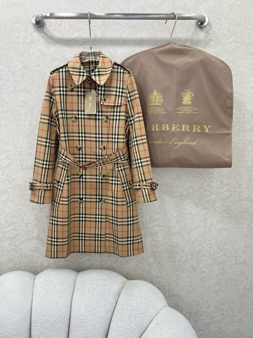Burberry Classic Checkered Trench Coat with Double - Breasted Design