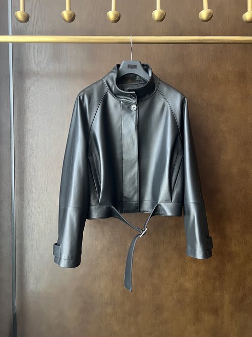 Loewe Elegant Leather Suit with Versatile Design and Imported Sheepskin