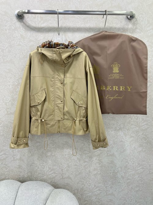 Burberry Zippered Hooded Jacket with Vintage Check Lining, Suitable for Layering