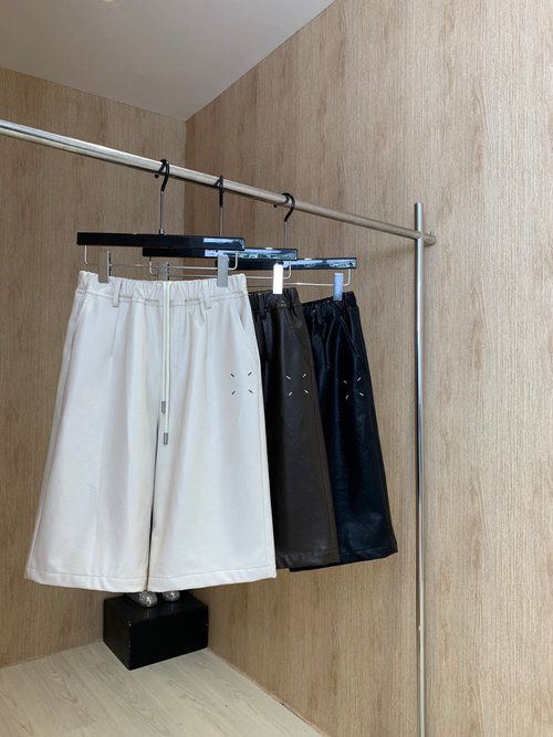 Maison Margiela Environment-Friendly Leather Mid-Pants with Comfortable Fit and Classic Style
