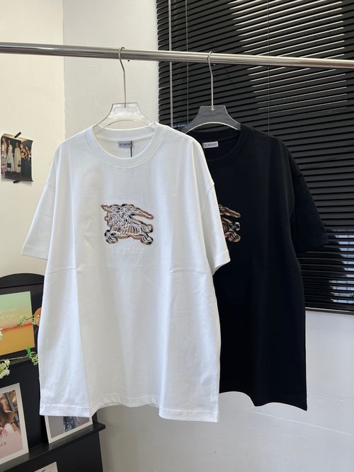 Burberry New In: Cotton Checked Tee with Horse Embroidery, Casual Loose Fit