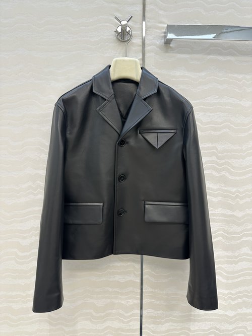 Bottega Veneta Retro-Styled Leather Jacket with Short Design and Fine Leather