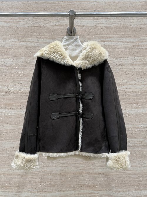 Loewe German-Imported Fur and Leather Knitted Coat with Horn Buttons and Hood, Charming and Relaxed