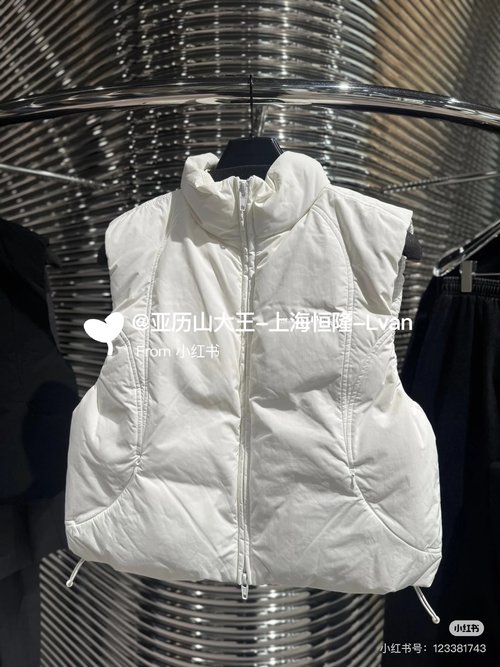 Alexander Wang Fashionable Down Vest with Logo Embroidery and Zipper Pockets