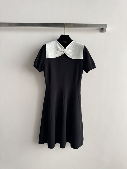 Valentino Short-Sleeved Knit Dress with White Bow Collar for Comfortable Wear