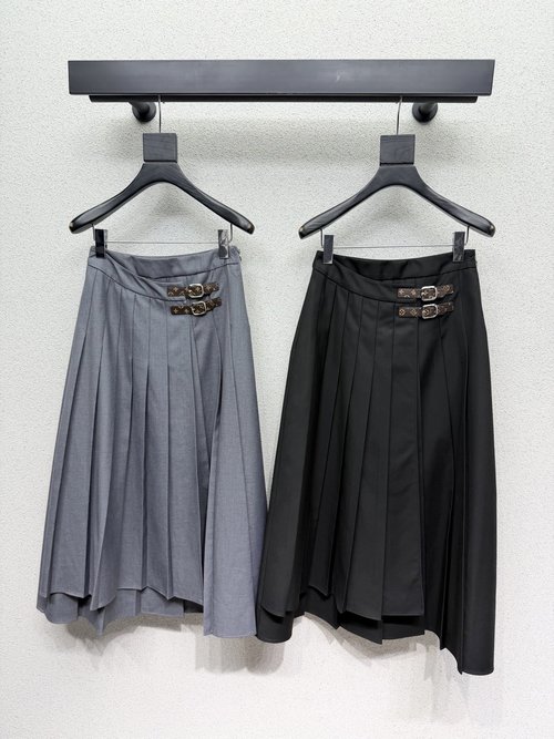 Louis Vuitton Textured Pleated Skirt for Timeless Look