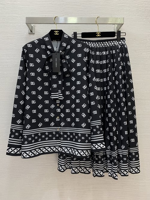 Dolce & Gabbana Letter Logo Polka Dot Two-piece Suit with Bowtie Collar