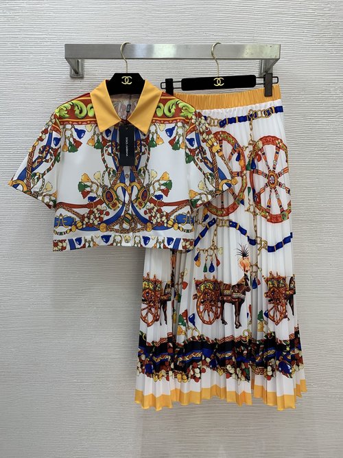 Dolce & Gabbana Retro Print Two-Piece Set with Collar and Pleated Skirt in White, Black