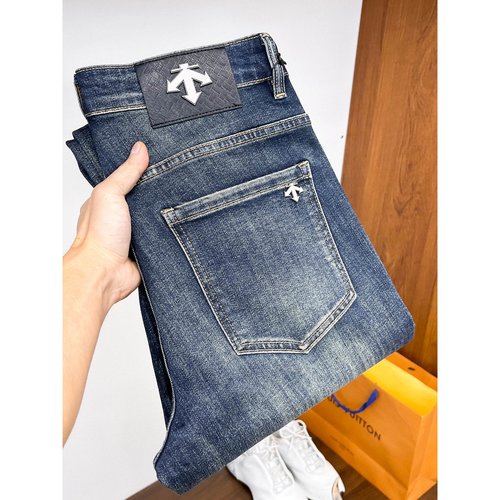 Descente High-Elastic Straight Jeans with Premium Wash