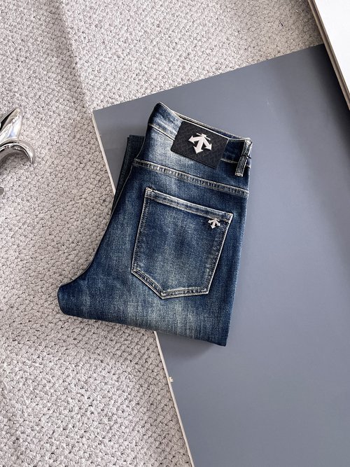 Descente High-Elastic Jeans with Fine Details