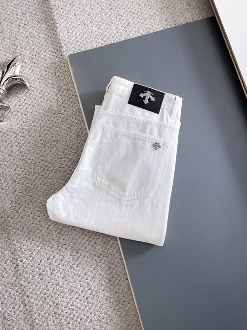 Descente High-Elastic Jeans with Fine Details