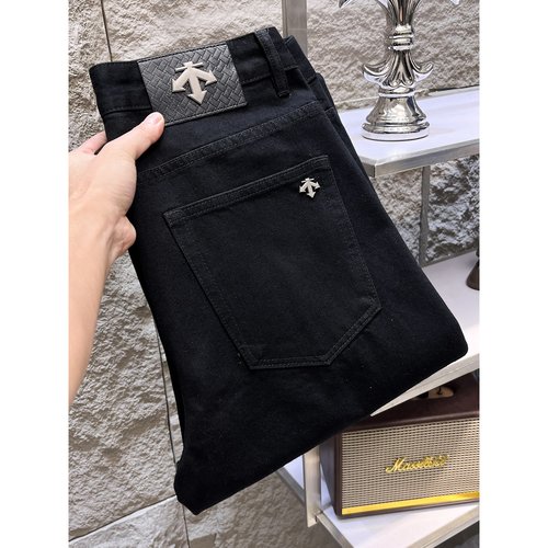 Descente High-Elastic Jeans with Detailed Craftsmanship and Comfort