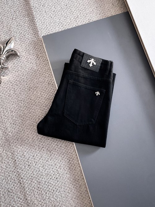 Descente High-Elasticity Washable Jeans with Great Fit