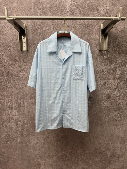 Loewe 秀场系列暗纹格纹标识刺绣短袖衬衫的英文标题可改为：Embroidered Short-Sleeve Shirt with Hidden Checks