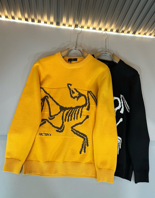 Canada Goose Knitted Wool Sweater with Unique Structural Beauty