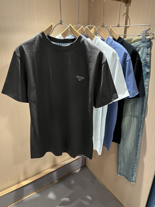 Prada Unisex Short Sleeve T-Shirt, A Classic and Fashionable Choice