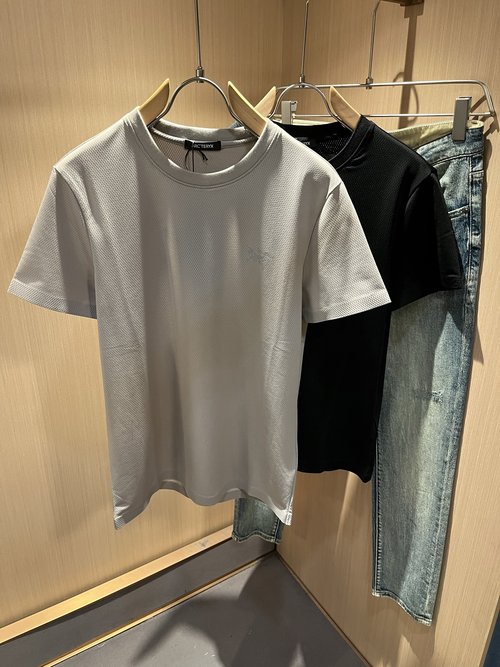 Canada Goose Sophisticated Outdoor Unisex Short Sleeve T-Shirt