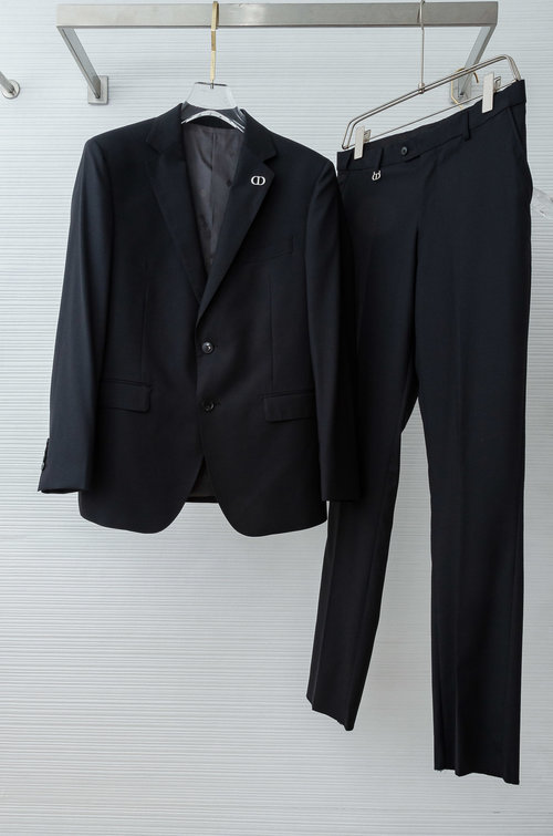 Brunello Cucinelli Luxurious Wool Blend Business Suit with Unique Texture