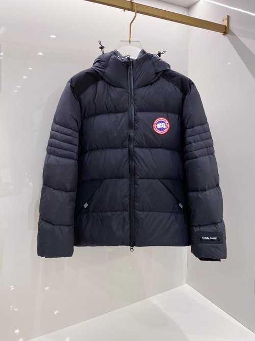 Canada Goose Fashionable Down Jacket with Brand Logo, Windproof