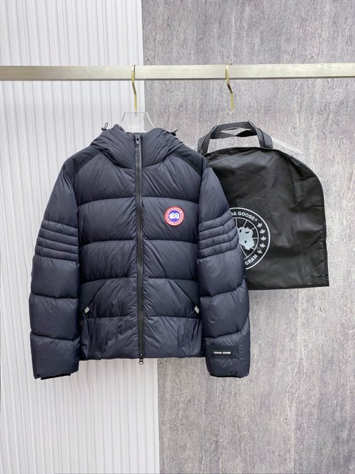 Canada Goose Fashionable Down Jacket with Logo, 90% Filling